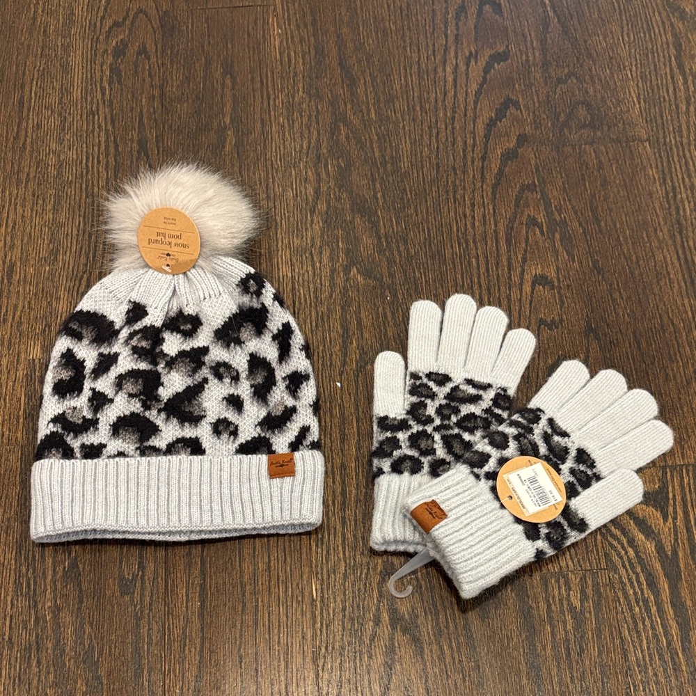 NWT Britt’s Knits Girl’s Cozy Leopard Print Pom-Pom Hat and Gloves Set One Size